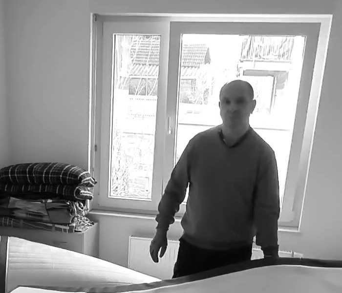 Mann vor einem Fenster 