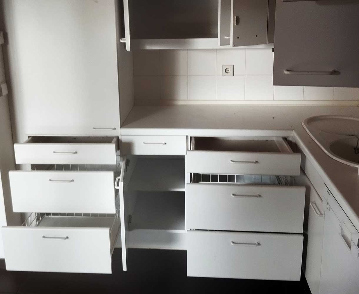 Küche in weiß mit geöffneten Schubladen